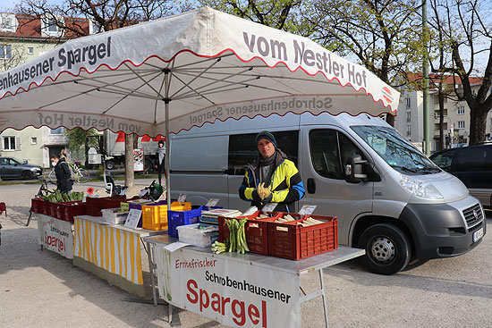Der Spargelhof Nestler kommt auch an mehreren Tagen in der Woche auf Wochenmärkte in München und der Münchner Umgebung, wie hier auf dem Mariahilfplatz (©Foto: Martin Scchmitz)